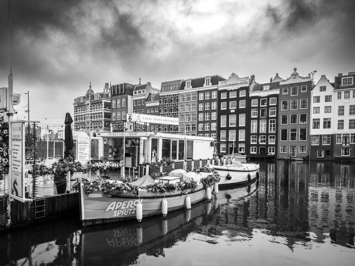 Veduta fotografica in bianco e nero di Amsterdam