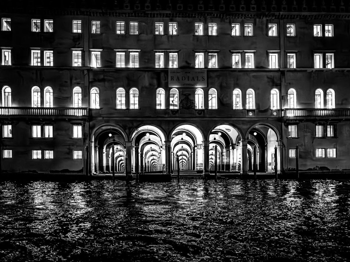 Dettaglio fotografico in bianco e nero del progetto RIFLESSI