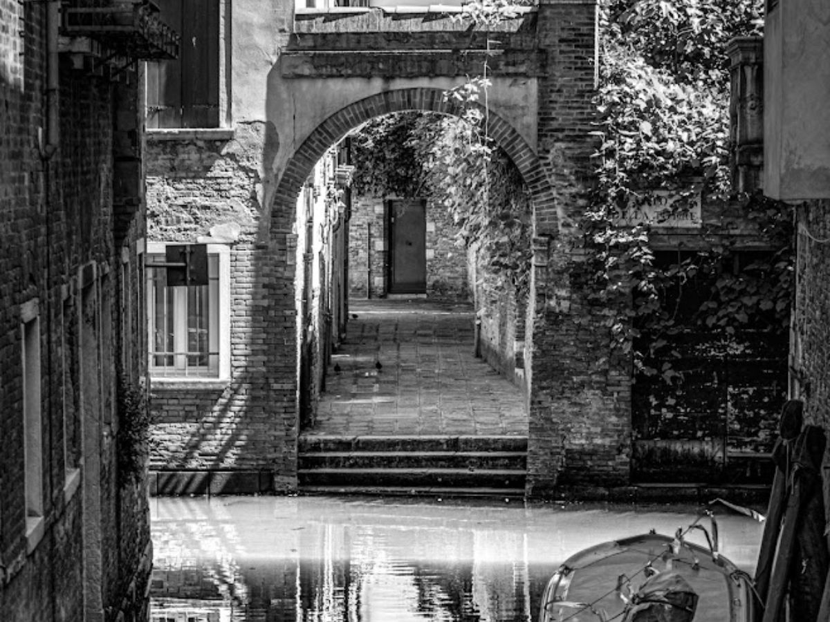 Veduta fotografica in bianco e nero di Venezia
